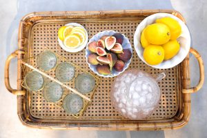 Tray with figs and lemons