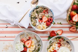 Pretty oats with coconut and berries