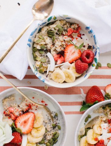 Pretty oats with coconut and berries