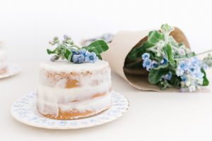 mini vanilla cake with blooms