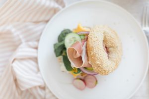 bagel sandwich with egg and prosciutto